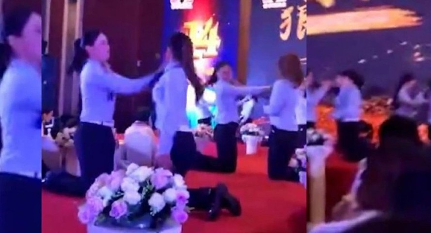 Các nữ nhân viên công ty Trung Quốc tát nhau trong lễ tổng kết năm. Ảnh cắt từ video