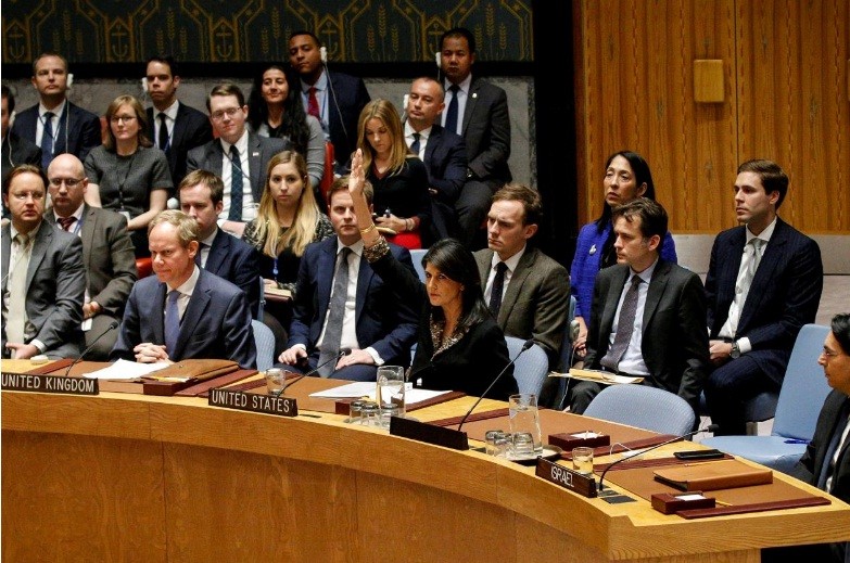 Đại sứ Mỹ tại Liên Hợp Quốc Nikki Haley phủ quyết dự luật nghị quyết về Jerusalem tại UNSC. Ảnh: Reuters