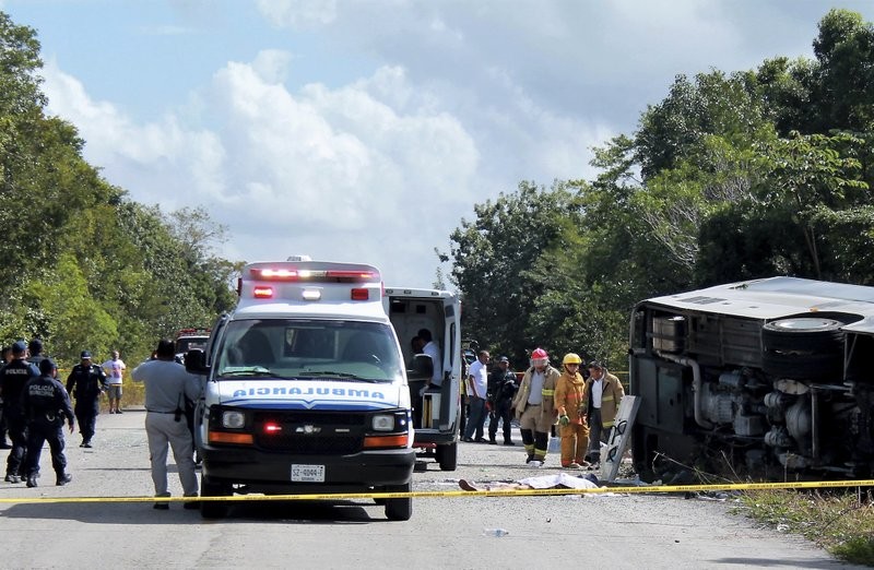 Hiện trường vụ tai nạn xe buýt ở đông nam Mexico. Ảnh: AP