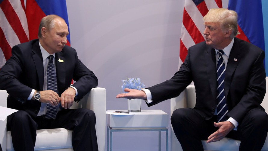Tổng thống Nga Vladimir Putin gặp người đồng cấp Mỹ Donald Trump bên lề hội nghị thượng đỉnh G-20 ở Đức hồi tháng 7. Ảnh: Reuters