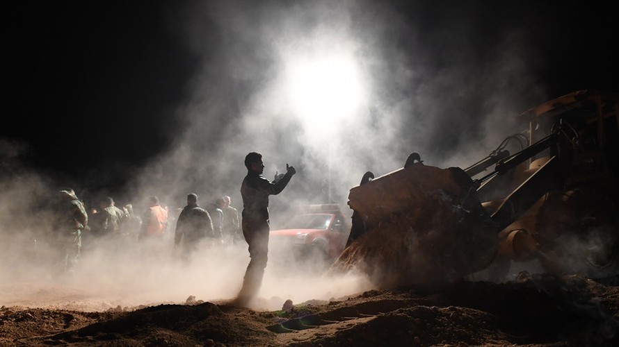 Quân đội Syria khai quật mộ tập thể ở Raqqa. Ảnh: AFP
