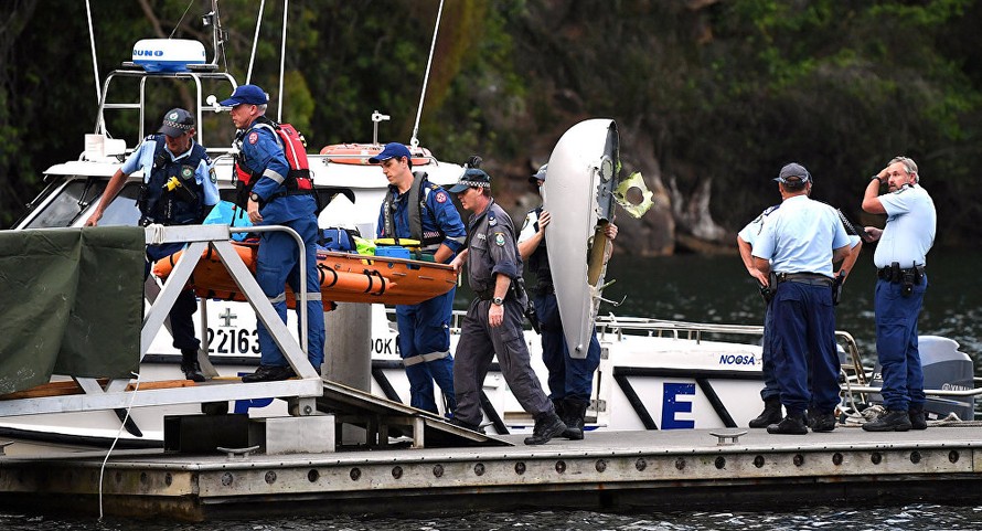 Đội cứu hộ tìm kiếm các thi thể nạn nhân vụ rơi thủy phi cơ. Ảnh: Reuters