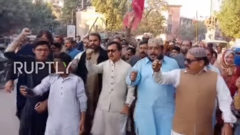 Người Pakistan biểu tình phản đối Tổng thống Trump. Ảnh cắt từ video