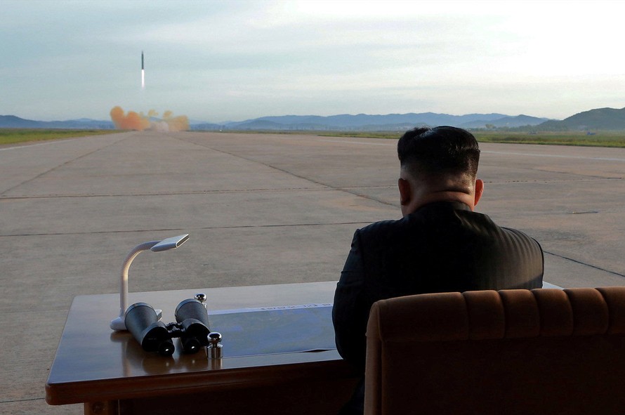 Chủ tịch Triều Tiên Kim Jong-un giám sát một vụ phóng tên lửa. Ảnh: KCNA