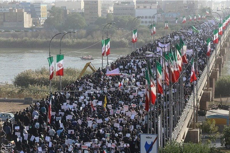 Người Iran ra đường ủng hộ chính phủ, lên án các thế lực bên ngoài can thiệp vào nội bộ đất nước. Ảnh: Reuters