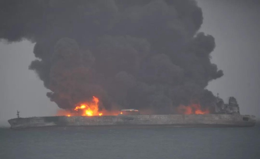 Tàu chở dầu Iran bốc cháy sau vụ va chạm với tàu chở hàng Trung Quốc. Ảnh: Twitter