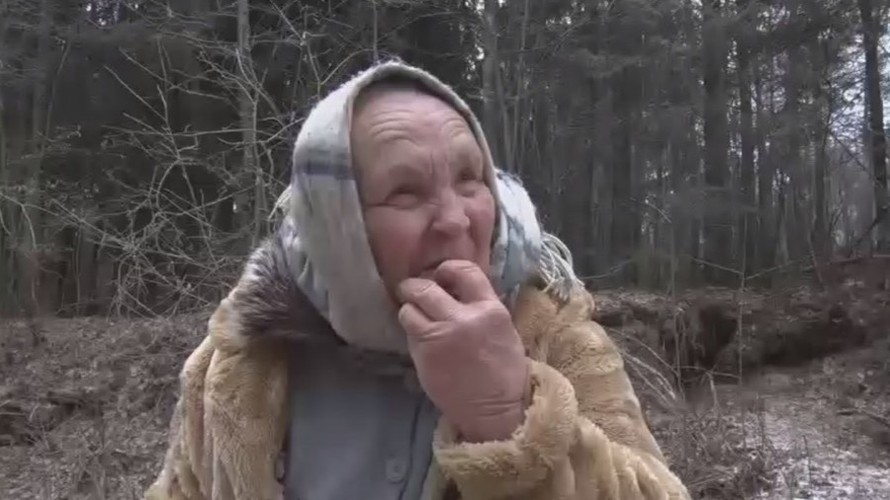 Bà Stanislava Monstvilene ăn cát để chữa u não. Ảnh cắt từ video