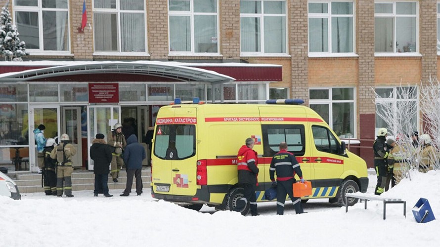 Đội cứu thương có mặt tại trường học xảy ra hỗn chiến để đưa các nạn nhân đi cấp cứu. Ảnh: 59.ru