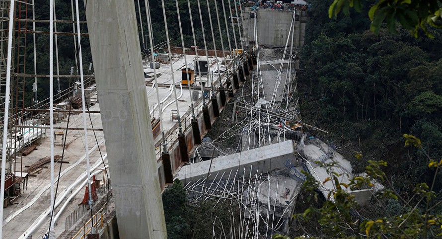 Hiện trường vụ sập cầu gần thủ đô của Colombia. Ảnh: Reuters