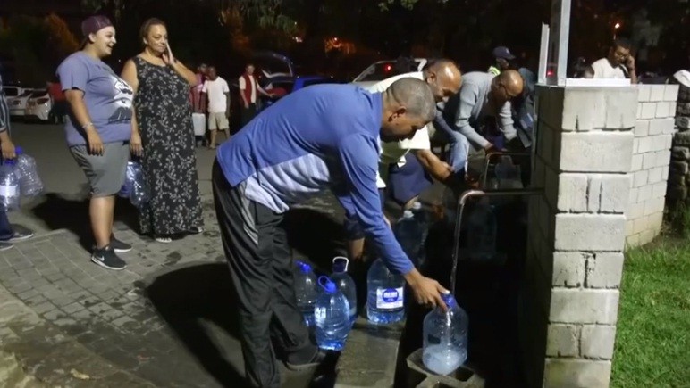 Người dân Cape Town xếp hàng lấy nước. Ảnh cắt từ video