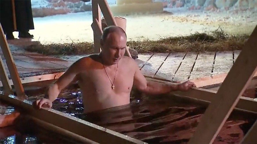 Tổng thống Putin ngâm nước lạnh âm độ C. Ảnh cắt từ video