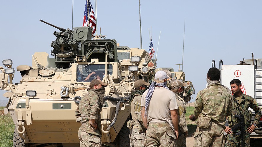 Lực lượng dân quân người Kurd và lính Mỹ có mặt tại thị trấn Darbasiya, Syria, gần biên giới với Thổ Nhĩ Kỳ. Ảnh: Reuters