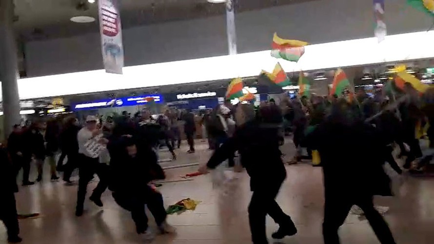 Hỗn chiến giữa người Thổ Nhĩ Kỳ và Kurd tại sân bay Đức.