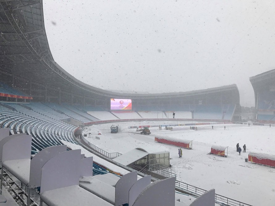 Tuyết phủ trắng xóa sân vận động trước chung kết U23 châu Á