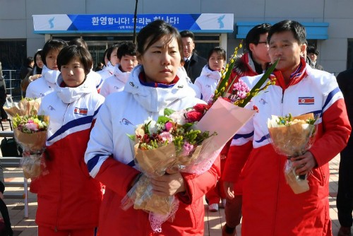 Vận động viên Triều Tiên đến Hàn Quốc ngày 25/1. Ảnh: AFP.