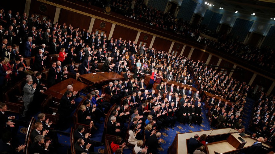 Phản ứng trái ngược của các thành viên đảng Cộng hoà (trái) và đảng Dân chủ khi Tổng thống Mỹ đọc Thông điệp Liên bang. Ảnh: Reuters