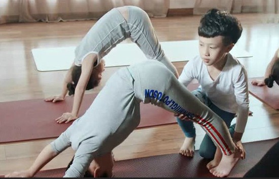 Cậu bé Sun Chuyang là giáo viên yoga trẻ nhất Trung Quốc. Ảnh: People