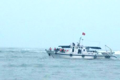 Tàu của lực lượng chức năng của tỉnh Quảng Trị đang tìm kiếm 2 ngư dân bị lật thuyền, mất tích trên biển chiều 8/2. Ảnh: H. Thơ