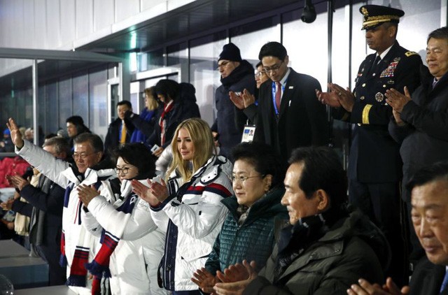 Ivanka Trump (tóc vàng) vỗ tay đón chào đoàn thể thao Triều Tiên. Ảnh: Getty