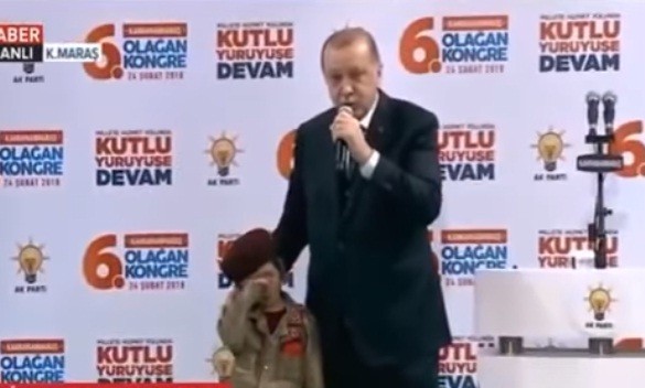 Tổng thống Thổ Nhĩ Kỳ Recep Tayyip Erdogan gặp bé gái mặc quân phục trong hội nghị gần đây.