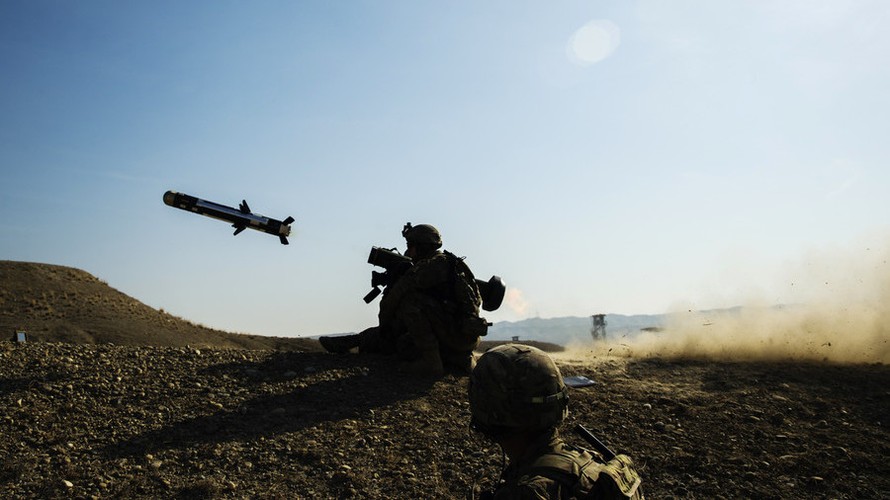 Lính Mỹ đang phóng tên lửa chống tăng Javelin. Ảnh: Reuters