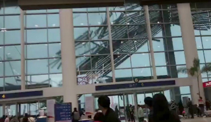 Sân bay náo loạn vì mái che khổng lồ bị gió thổi sập. Ảnh: SCMP