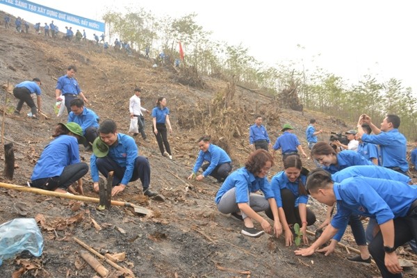 Các bạn trẻ lên núi trồng cây tại xã Yên Thắng, Lục Yên, Yên Bái.