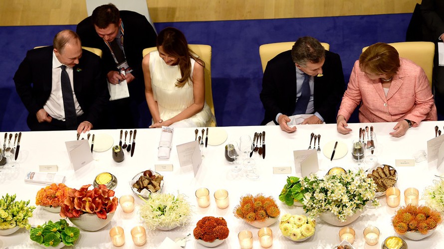 Ông Putin trò chuyện với bà Melania trong bữa tiệc tối tại Đức, bên lề hội nghị thượng đỉnh G20 hồi năm ngoái. Ảnh: AFP