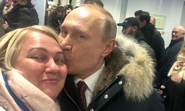 Tổng thống Putin hôn trán fan nữ trong sự kiện vận động tái tranh cử. Ảnh: CEN