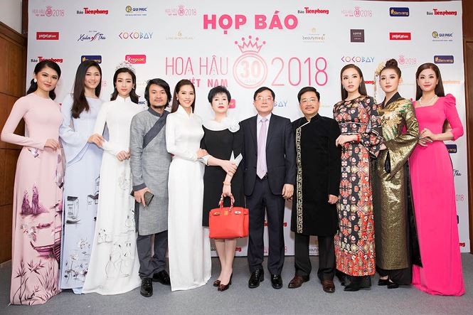 Ban tổ chức Hoa hậu Việt Nam chụp ảnh cùng Top 3 Hoa hậu Việt Nam các năm 2014 và 2016