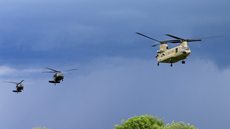 Trực thăng vận tải Chinook (trước) đang huấn luyện cùng 2 chiếc Black Hawk. Ảnh minh hoạ