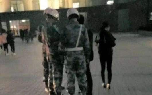 Đội giám sát của trường Cao đẳng Nghề Tân Châu cảnh cáo cặp đôi ôm nhau trong trường. Ảnh cắt từ video