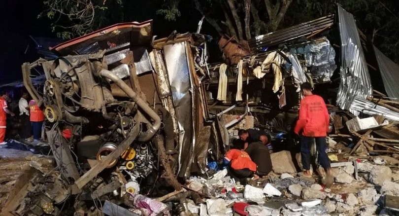 Vụ tai nạn giao thông thảm khốc xảy ra trên đoạn đường thuộc huyện Wang Nam Khieo, tỉnh Rakhon Ratchasima, vào tối ngày thứ Tư (21/3), The Nation đưa tin.