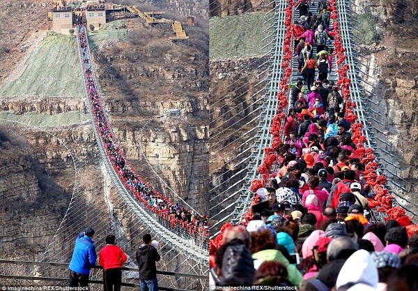 Những hình ảnh chụp hàng trăm người đi trên một chiếc cầu treo bằng kính trong suốt vào hôm thứ Ba (20/3) thực sự khiến nhiều người phải “đau tim”.