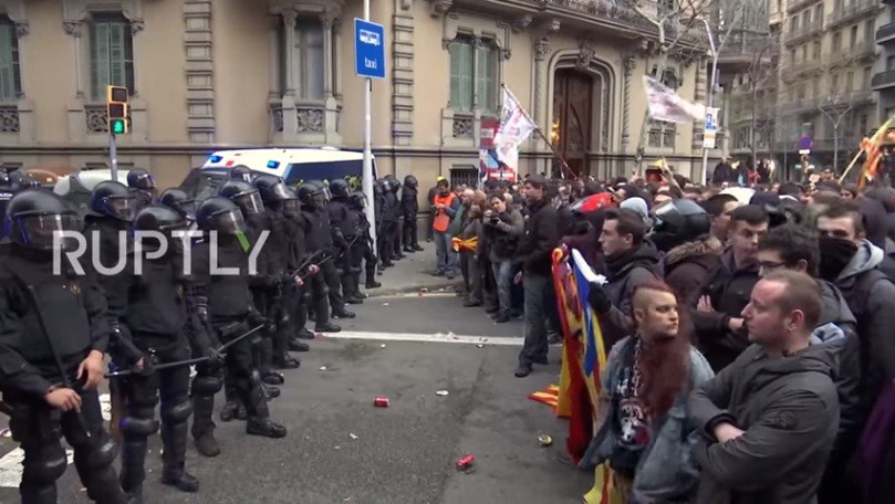 Vụ đụng độ đẫm máu nổ ra khi cảnh sát cố ngăn đám đông biểu tình tiến vào văn phòng đại diện của chính phủ Tây Ban Nha ở Barcelona. 