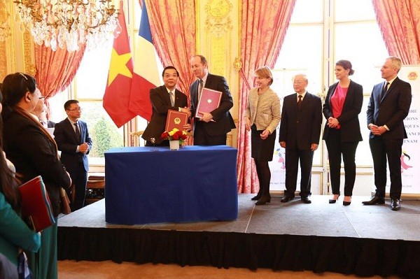 Bộ trưởng Bộ KH&CN Việt Nam Chu Ngọc Anh và Chủ tịch Hệ thống Vũ trụ Nicolas Chamussy ký kết ý định thư hợp tác giữa Bộ KH&CN Việt Nam với Tập đoàn Airbus Defence và Space SAS (Pháp) về công nghệ vũ trụ.