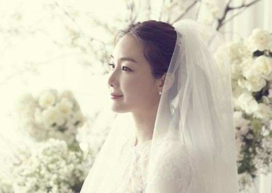 Cô dâu Choi Ji Woo xinh đẹp, rạng rỡ trong trang phục cô dâu. Ảnh: YG