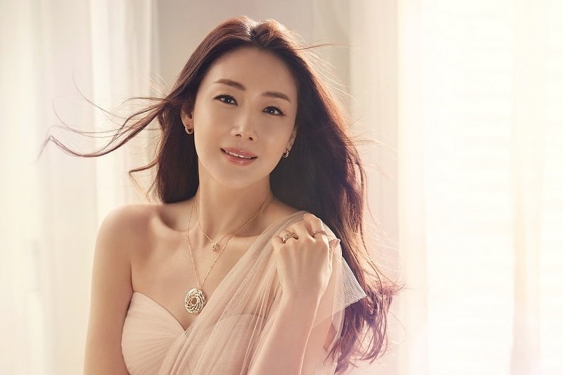 Nữ diễn viên Choi Ji Woo kết hôn ở tuổi 42.