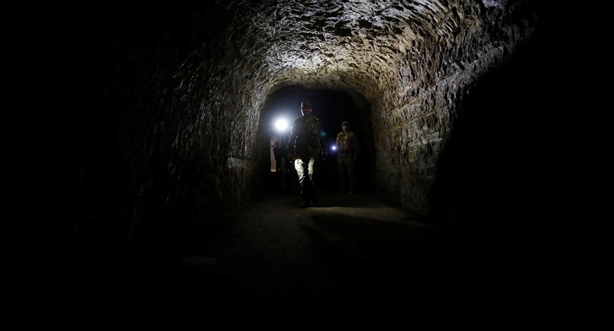 Một binh sĩ Quân đội Syria đi bộ trong đường hầm do khủng bố bỏ lại ở Jobar, Đông Ghouta. Ảnh: Reuters 