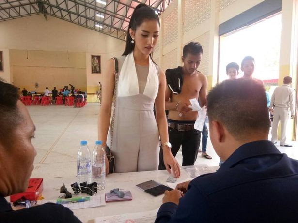 Hoa hậu Chuyển giới Thái Lan 2018 Issaree Mungman tại buổi khám nghĩa vụ quân sự ở tỉnh Krabi.