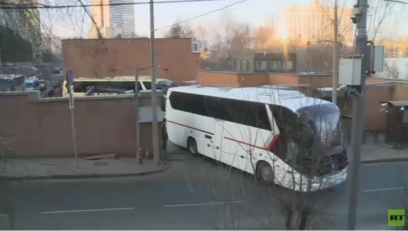 Xe buýt chở các nhà ngoại giao Mỹ bị trục xuất rời Đại sứ quán Mỹ tại Moscow.