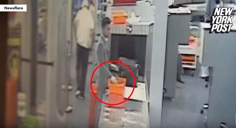 Nhân viên an ninh sân bay Thái Lan ăn cắp tiền của hành khách. Ảnh cắt từ video