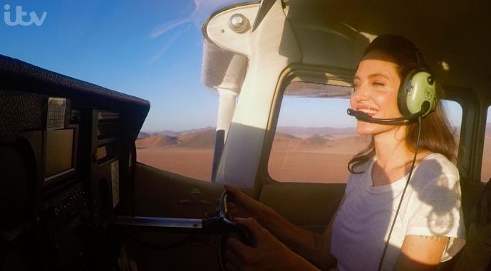 Ngôi sao Hollywood Angelina Jolie thuần thục lái máy bay trên sa mạc.