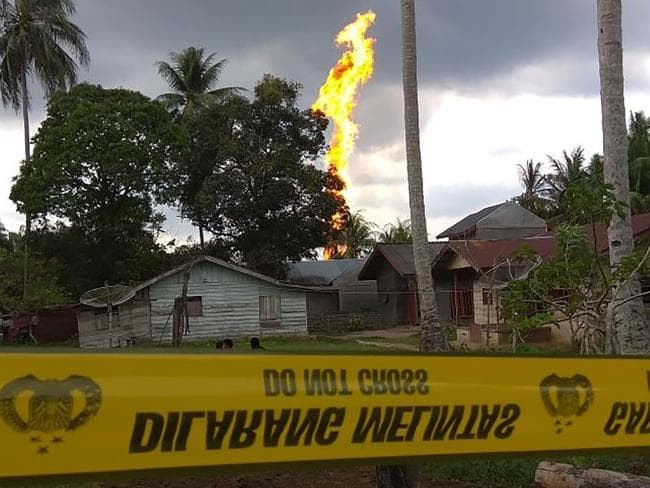 Cột lửa trong vụ cháy giếng dầu ở Indonesia bốc cao, khiến nhiều người thương vong.