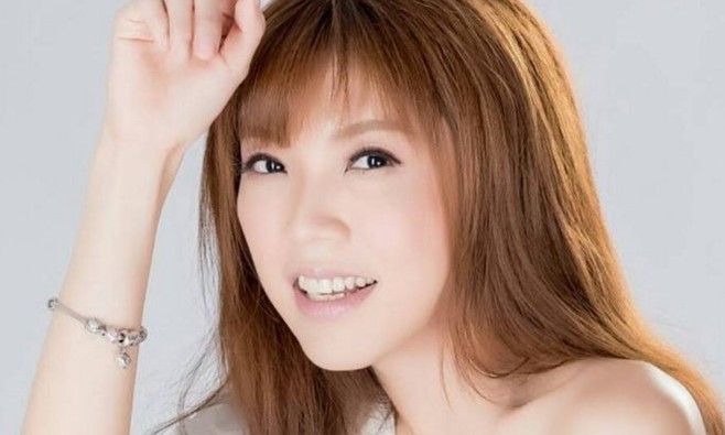 Nữ ca sĩ/diễn viên/người mẫu Đài Loan nổi tiếng với vòng 1 bốc lửa Lưu Lạc Nghiên.