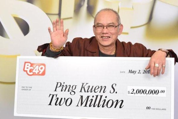 Ông Ping Kuen Shum đi nhận giải thưởng 2 triệu đô la Canada (1,5 triệu USD) hôm 2/5. Ảnh: British Columbia Lottery Corporation