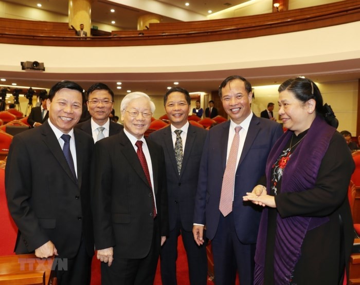 Tổng Bí thư Nguyễn Phú Trọng với các đại biểu dự Hội nghị Trung ương 7. (Ảnh: Trí Dũng/TTXVN)