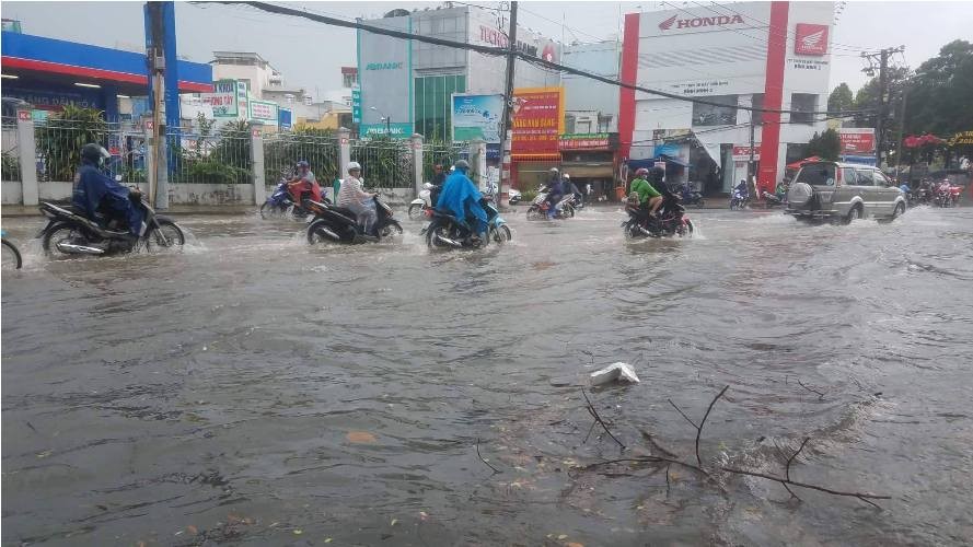 Đường phố Sài Gòn ngập nặng sau trong cơn mưa đầu mùa.