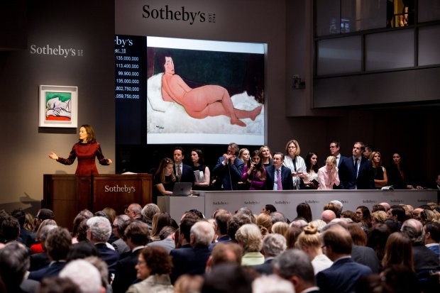 Buổi đấu giá bức tranh Nu Couche (Sur Le Cote Gauche) của danh họa Modigliani tại New York. Ảnh: EPA
