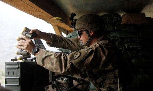 Lính Mỹ nạp súng phóng lựu tự động MK19. Ảnh: Reuters.
